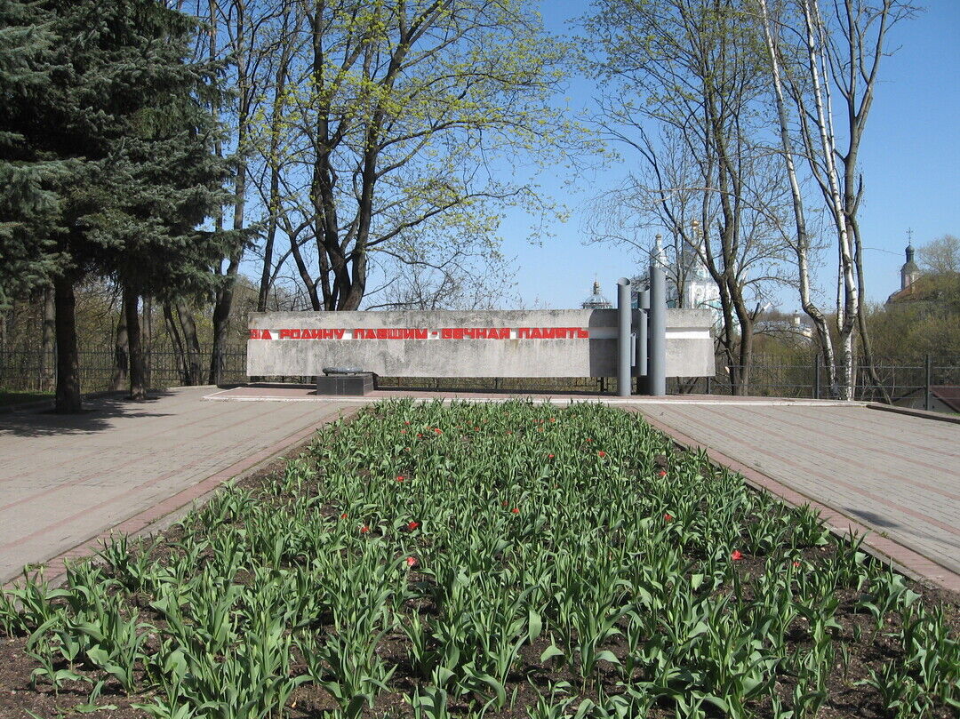 Мемориальный знак в память 1500 советских граждан, растрелянных гитлеровцами в 1941 году, установленный в 1974 г.