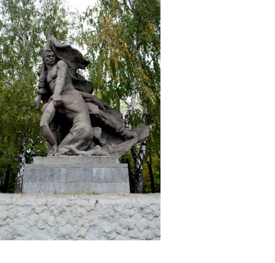 Скульптура «Раненый боец и воин, подхватывающий из его рук знамя»