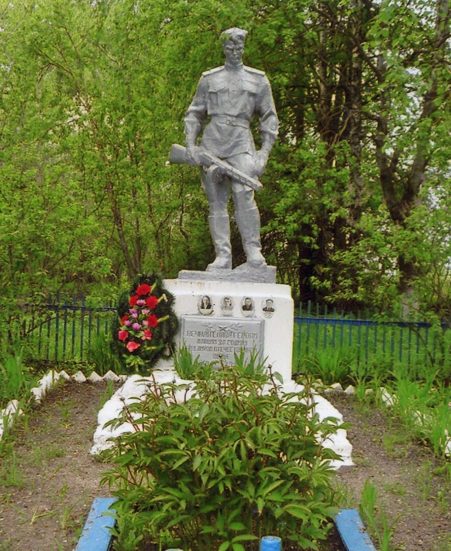 Братская могила 3 советских воинов и 4 партизан, погибших в 1943 г. в бою с немецко-фашистскими захватчиками