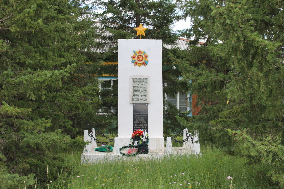 Горхон бурятия. Стелла Заиграевский район. Памятник землякам, погибшим на фронтах Великой Отечественной войны. Бурятия, поселок Хорошевский памятник воинам-землякам. Памятники Заиграевского района.