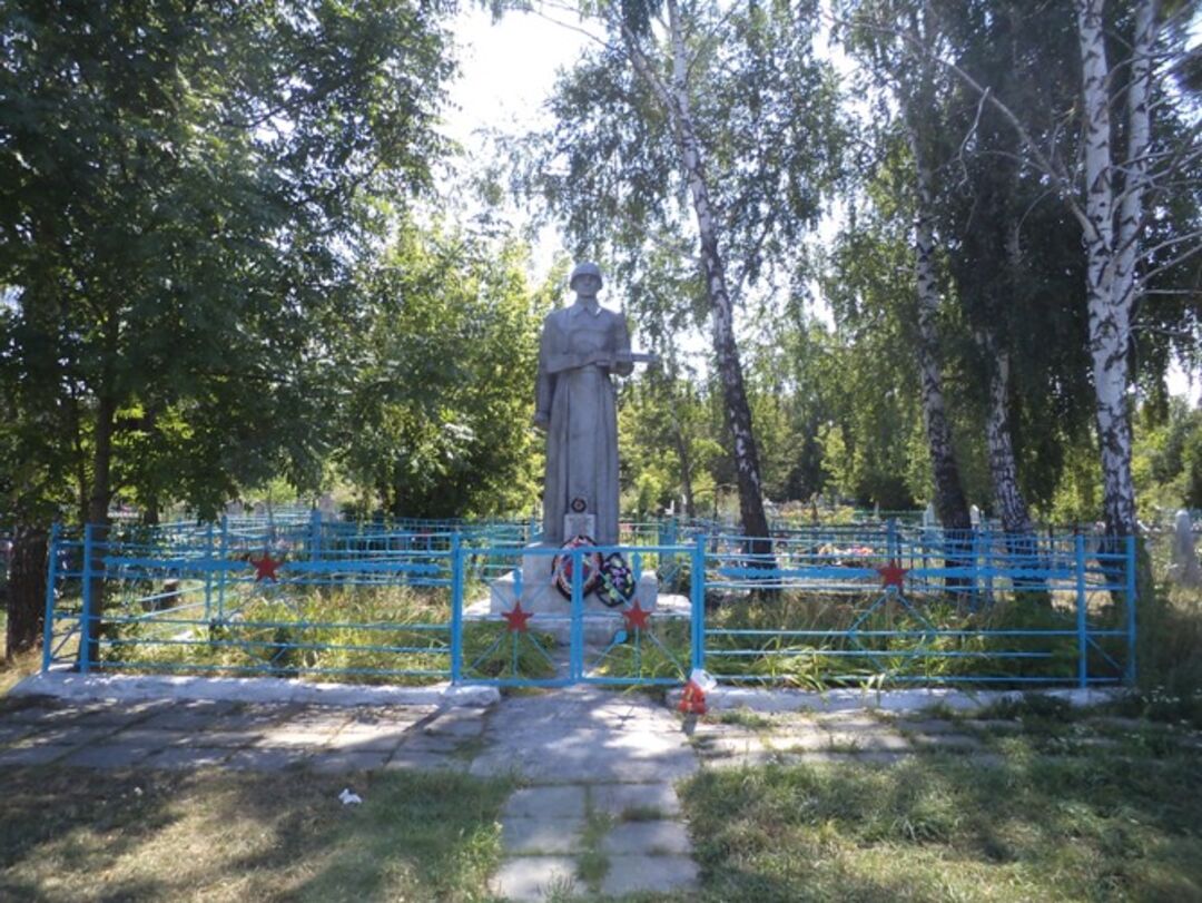Братская могила воинов Советской Армии, погибших в феврале 1943 года. Захоронено 7 человек, установлено фамилий на 4 человека