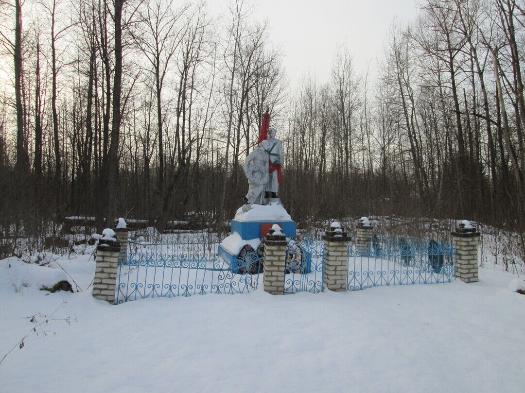 Братская могила 46 воинов Советской Армии, погибших в 1941-1943 гг. в боях с немецко-фашистскими захватчиками. Установлена скульптура