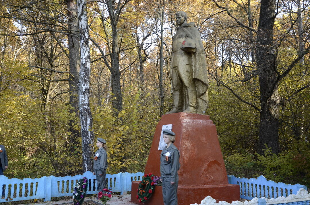 Братская могила 83 советских воинов, погибших в 1941 и 1943 гг. в боях с немецко-фашистскими захватчиками