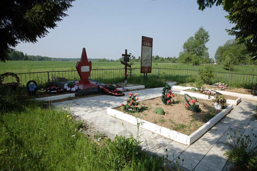 Братская могила 150 советских воинов, погибших в борьбе с немецко-фашистскими захватчиками. Установлен памятный знак