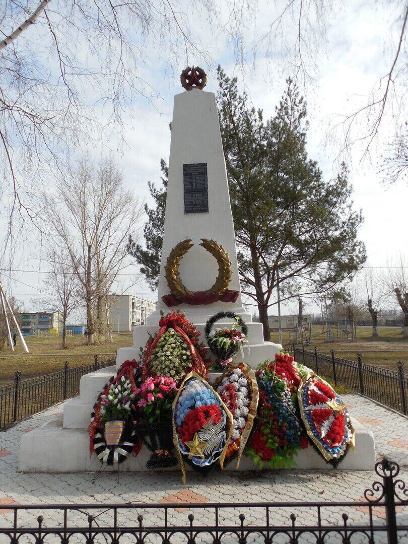 братская могила воинов советской армии, погибших в феврале 1943 года .... . . братская могила воинов советской армии, по