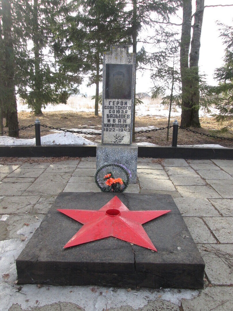 Родина Героя Советского Союза И.К. Базылева, погибшего в мае 1943 г. Установлен обелиск
