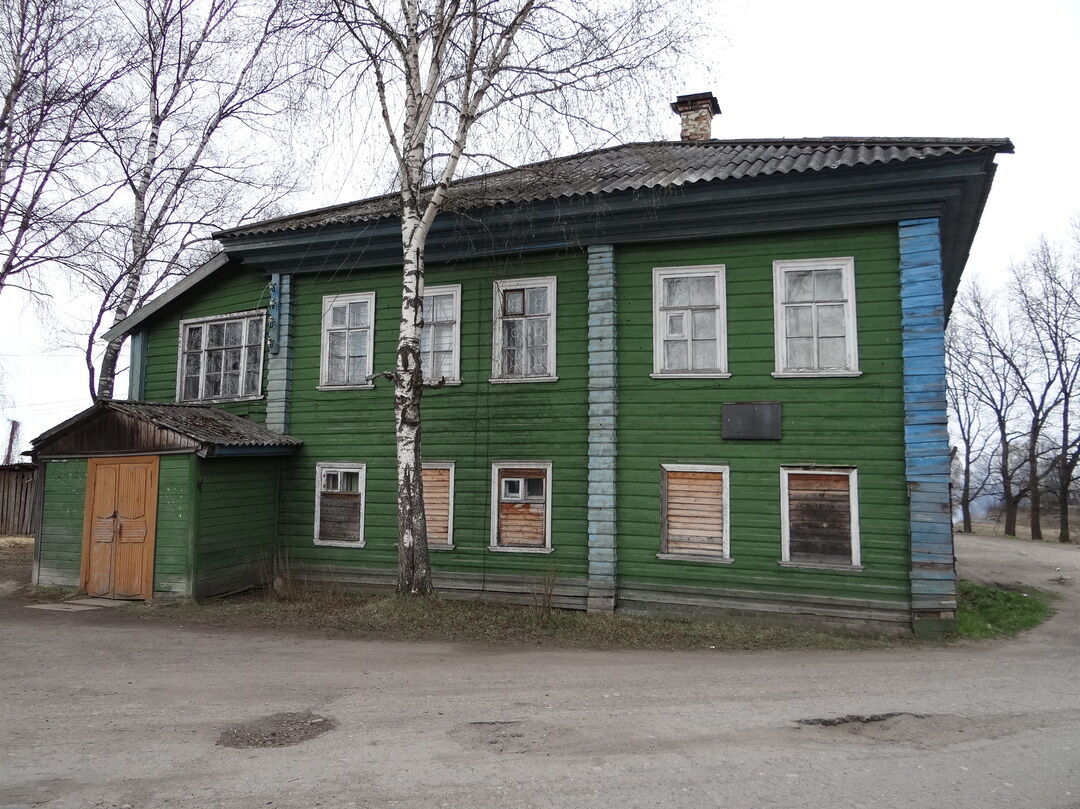 Здание, в котором в 1941 г. был сформирован партизанский отряд "Боевые друзья"