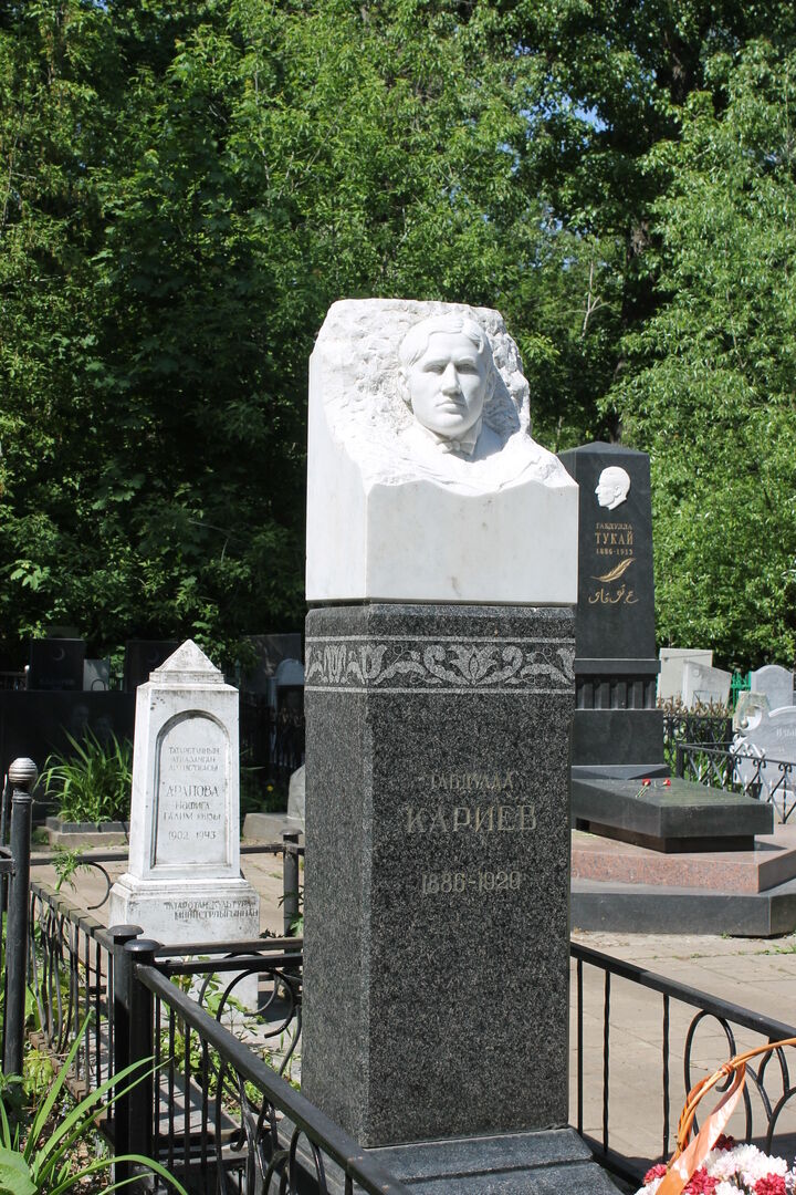 Могила основателя татарского театра, артиста Габдуллы Кариева (1886-1920 гг.)