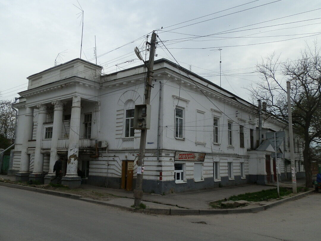 Мемориальное здание - дом бывшего купца Кирсанова (ж.д.), Ростовская  область, г. Таганрог, ул. Чехова, 129/9, пер. Комсомольский, литер А