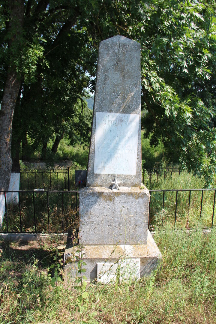 Обелиск  (на братской могиле) 28 воинам, погибшим при освобождении села от немецко-фашист. захватчиков в 1942 г.