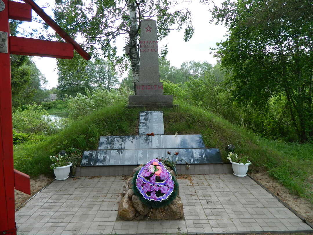 Калининская обл. Братские могилы Новгородской области. Красный холм Братская могила. Братская могила Новогородская область. Братская могила холм Новгородской области.