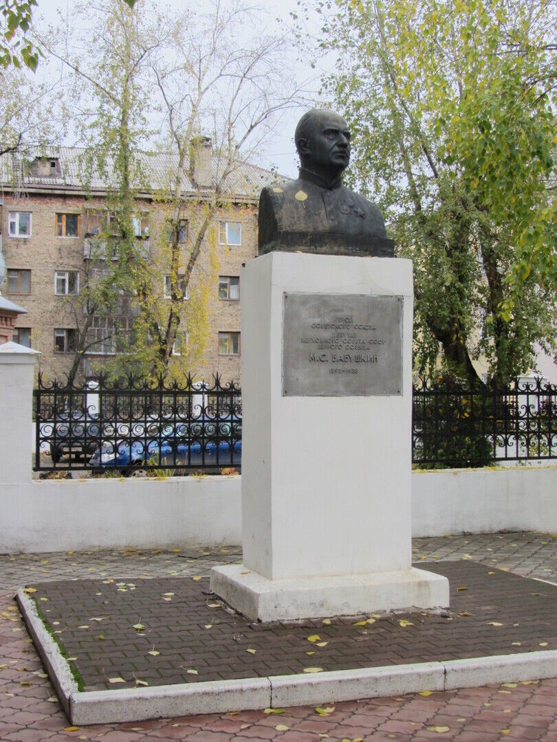 Бюст Героя Советского Союза М.С.Бабушкина