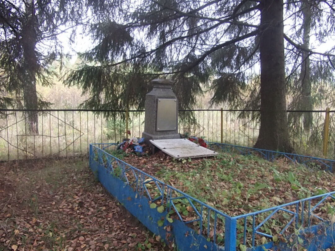 Братская могила советских граждан, расстрелянных фашистами в 1942 г. Установлена памятная плита