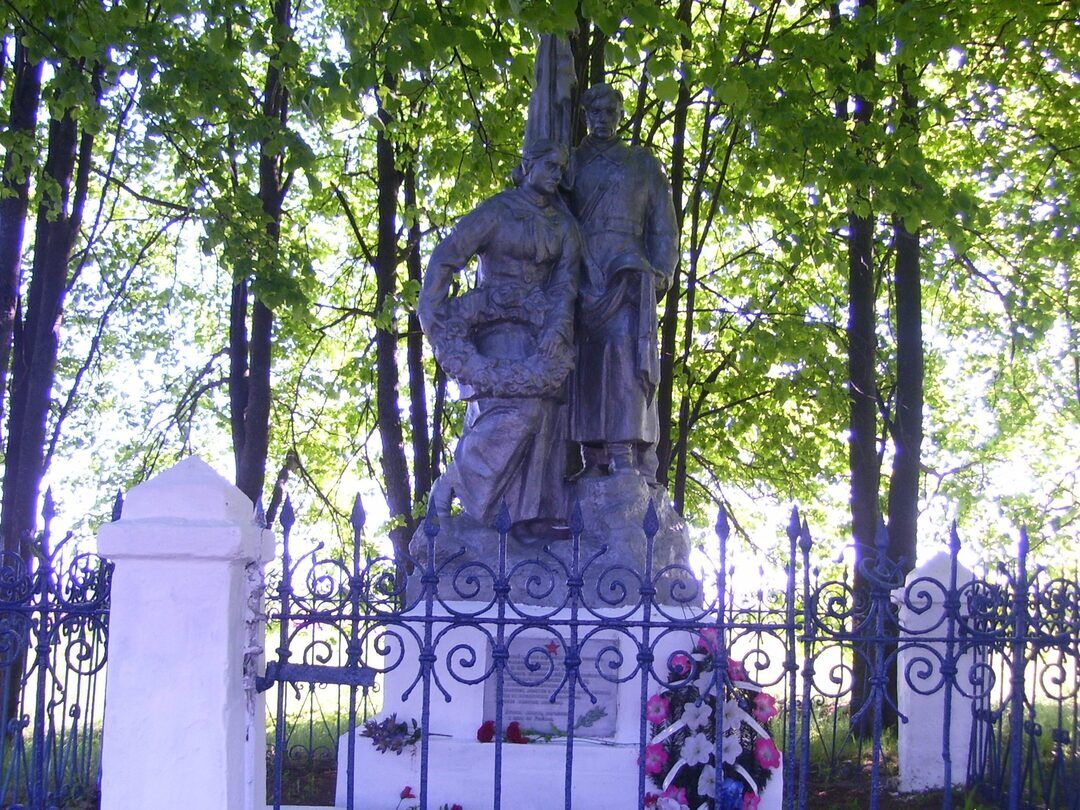 Братская могила 168 воинов Советской Армии, погибших в 1941-1943 гг. в боях с немецко-фашистскими захватчиками. Установлена скульптура