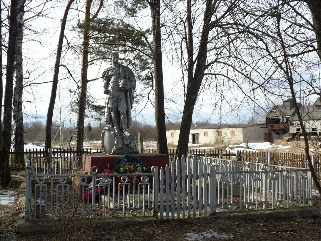 Братская могила 830 воинов Советской Армии, погибших в 1941-1943 гг. при освобождении района от немецко-фашистских захватчиков. Установлена скульптура