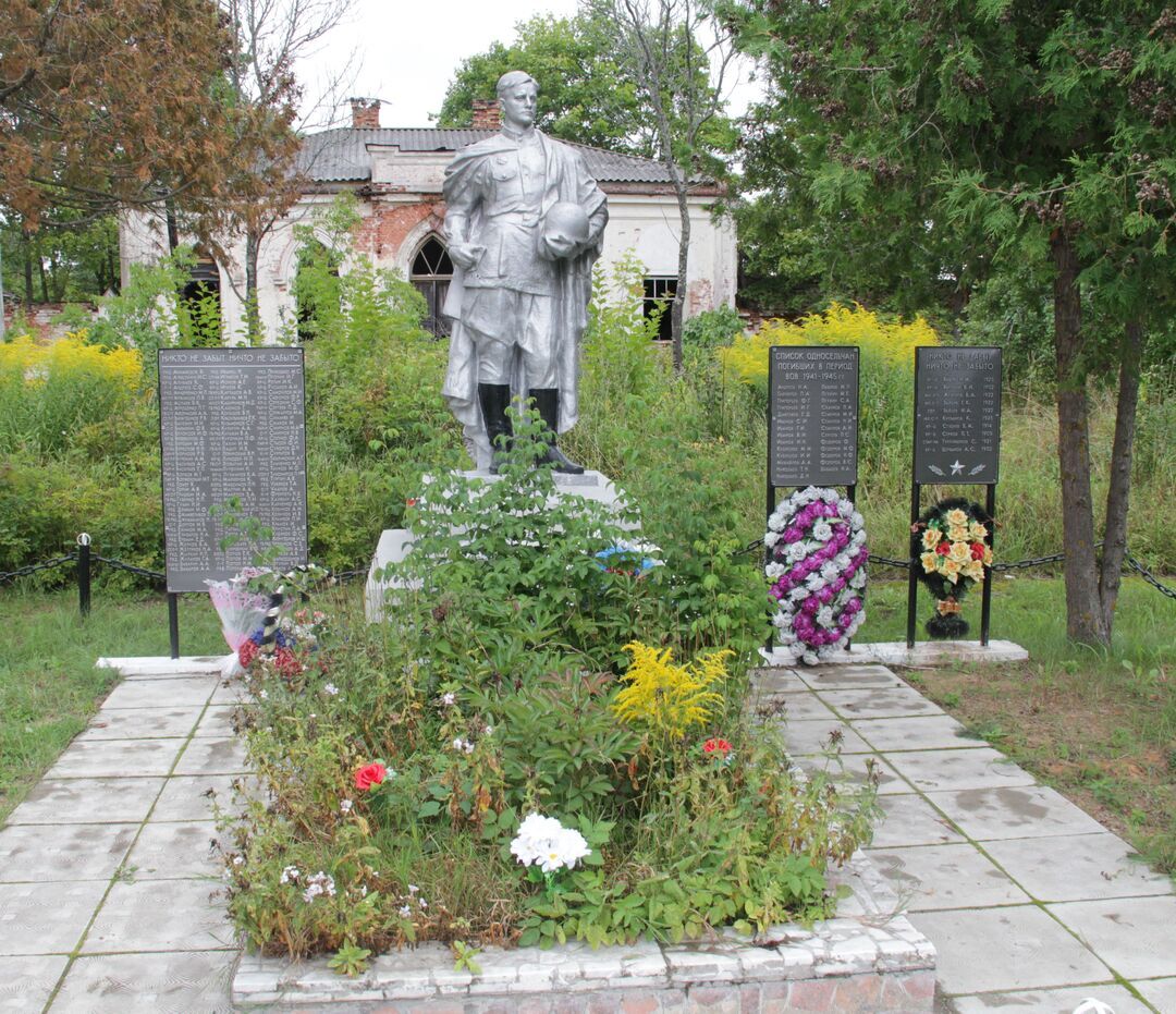 Братская могила воинов Советской Армии, погибших в 1944 г.