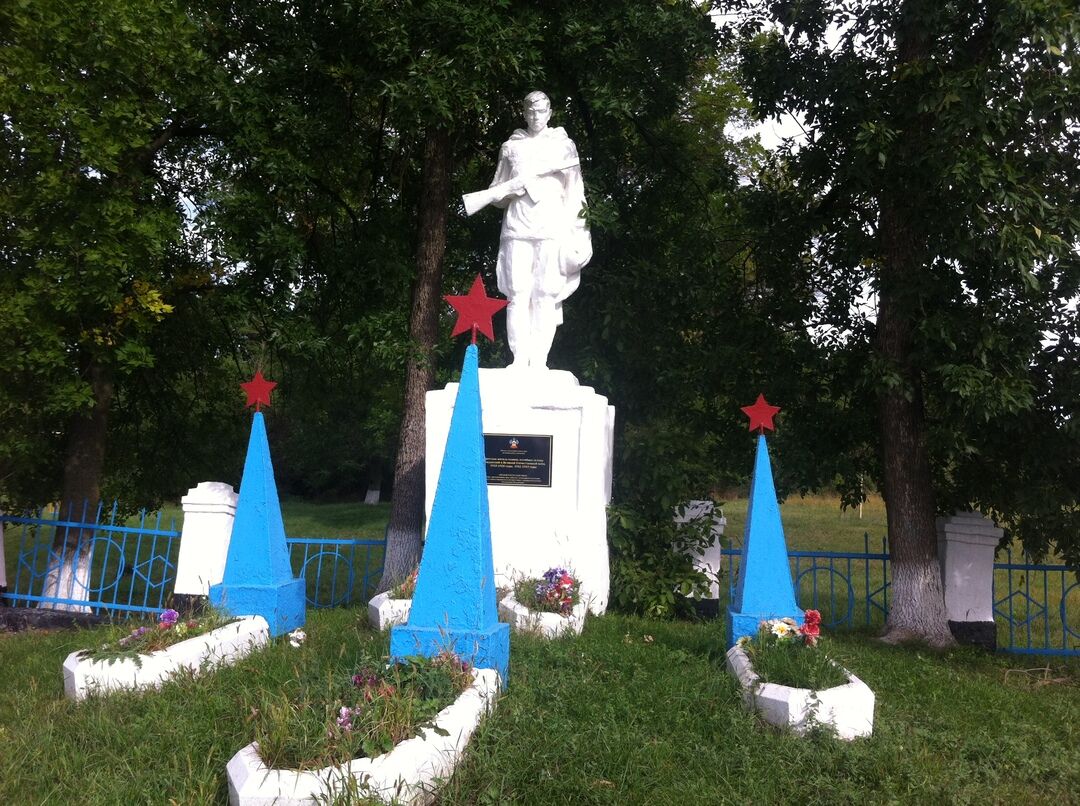 Братская могила воинов, погибших в годы гражданской и Великой Отечественной войн