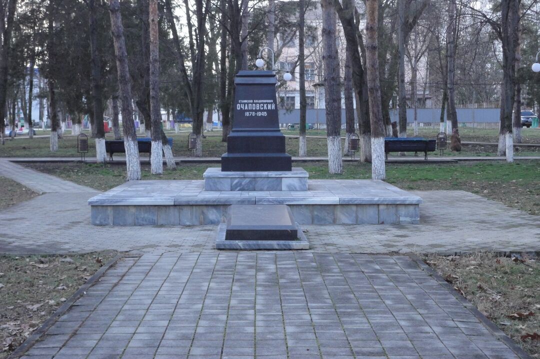 Могила С.В.Очаповского (1878-1945), профессора, депутата Верховного Совета СССР. Перед надгробием в 1947 г. установлен памятник