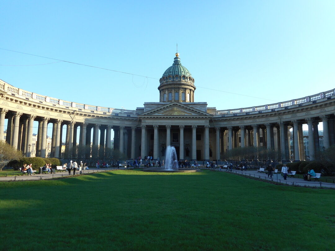 Собор. Здесь похоронен полководец Кутузов М.И. (1745-1813), г. Санкт- Петербург, Казанская площадь, дом 2, литера А