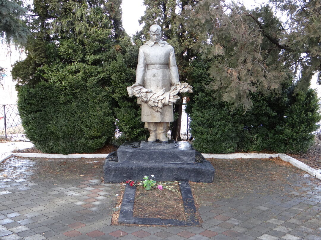 Памятник над могилой воина, погибшего в ВОВ (1943г.)