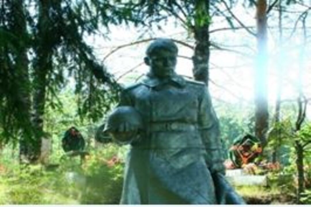 Братская могила 21 воина Советской Армии, умерших в 1941 году в госпиталях от ран, полученных в боях с немецко-фашистскими захватчиками при освобождении Маловишерского района