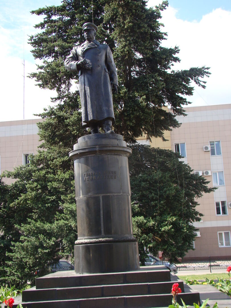 Кербель памятник полководцу. Памятник генералу Апанасенко в Белгороде. Памятник генералу Апанасенко. Памятник генералу армии и.р. Апанасенко. Памятник генералу армии и р Апанасенко Белгород.