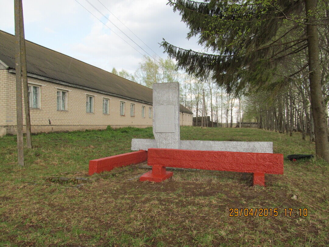 Место гибели 12 октября 1943 года Героя Советского Союза Анели Кживонь – гражданки Польши, пулеметчицы первой польской пехотной дивизии имени Тадеуша Костюшки. На этом месте установлен мемориальный знак