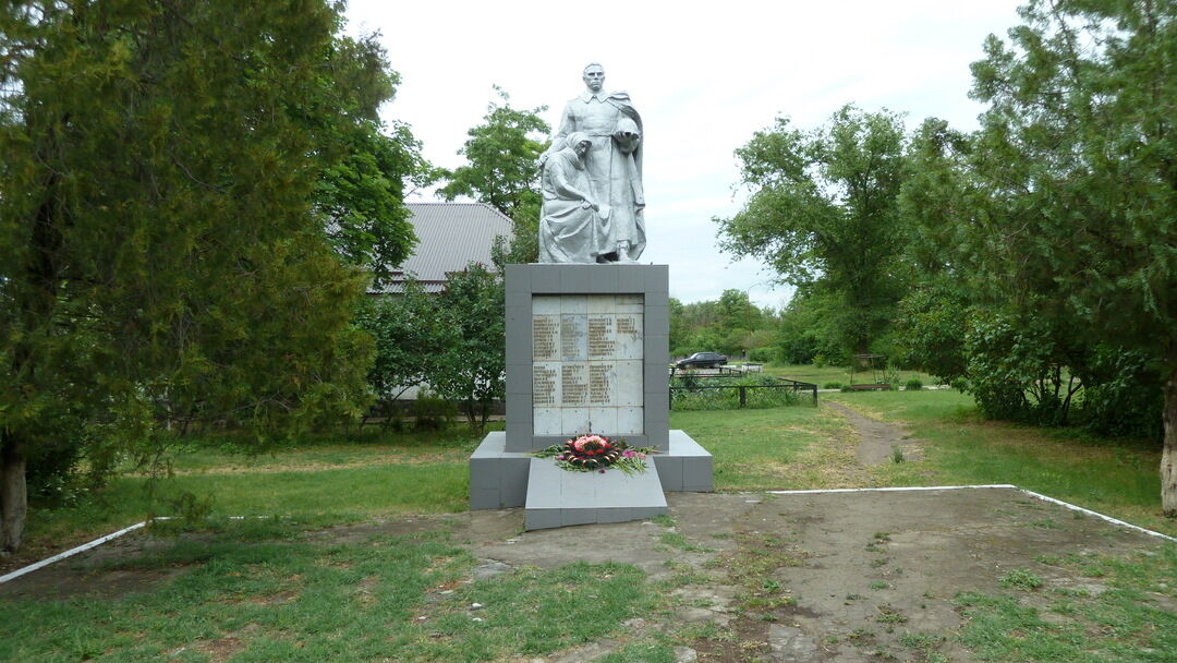 Поселок варшавка челябинская область. Село Ташань памятник воинам. Памятник воинам-односельчанам Брянская область. Памятник погибшим односельчанам Варшавка Челябинская область. Львовская область памятники воинам.