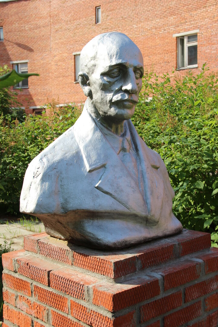 Памятник заслуженному врачу РСФСР Г.Б.Сибирцеву