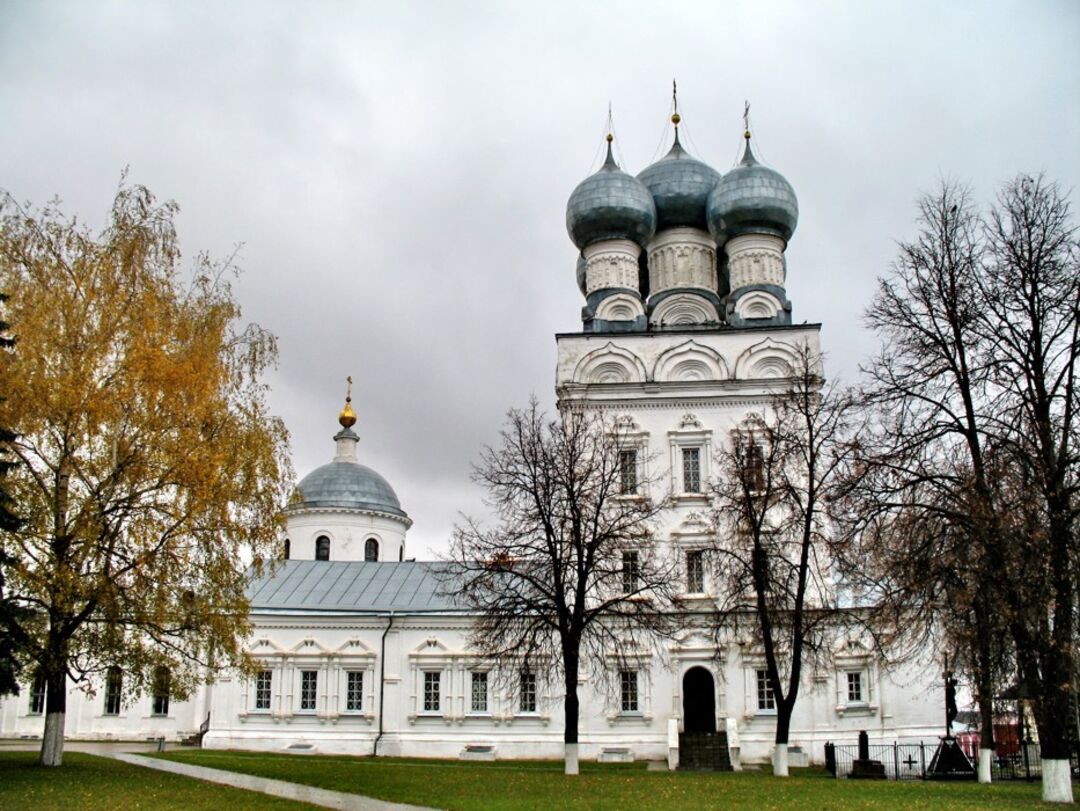 Бронницы храм архангела михаила. Храмовый комплекс в Бронницах. Монастырь в Бронницах. Бронницы храмы и монастыри. Собор Михаила и (г. Бронницы).