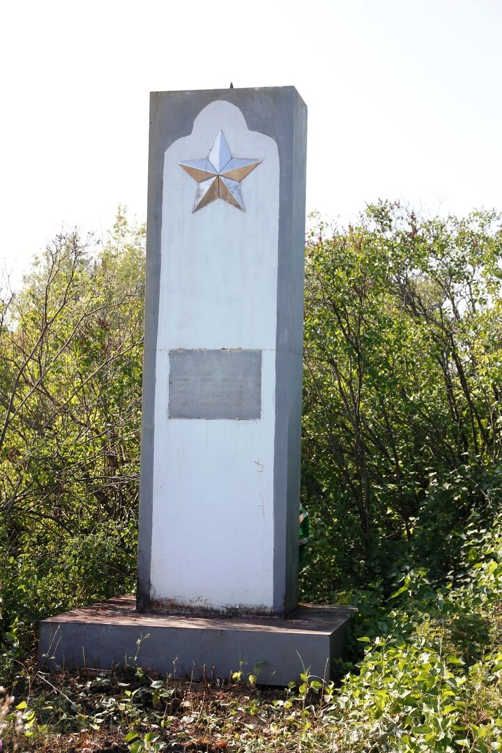 Братская могила 5 троицких большевиков, зарубленных белоказаками 3 августа 1918 г.