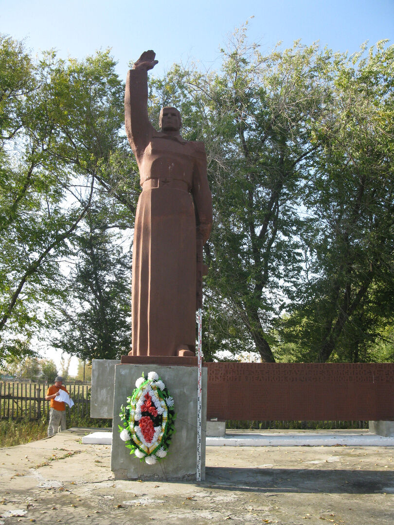 Мемориальный комплекс воинам, погибшим в годы Великой Отечественной войны  (1941-1945 гг.), Алтайский край, Шипуновский район, с. Шипуново  (Российского с/с), ул. Школьная, д. 35 а