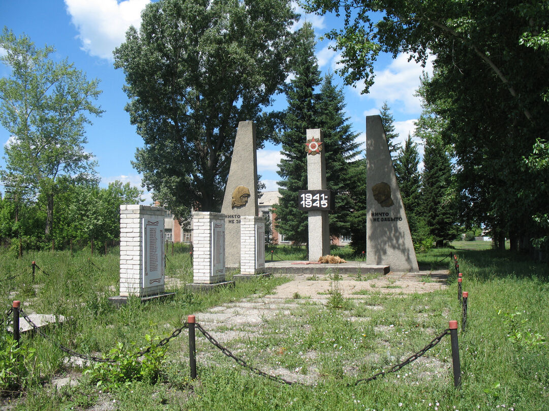 Памятник воинам-участникам Великой Отечественной войны, умершим от ран  (1941-1945 гг.), Алтайский край, Первомайский район, с. Зудилово, ул.  Ленина, 10 б