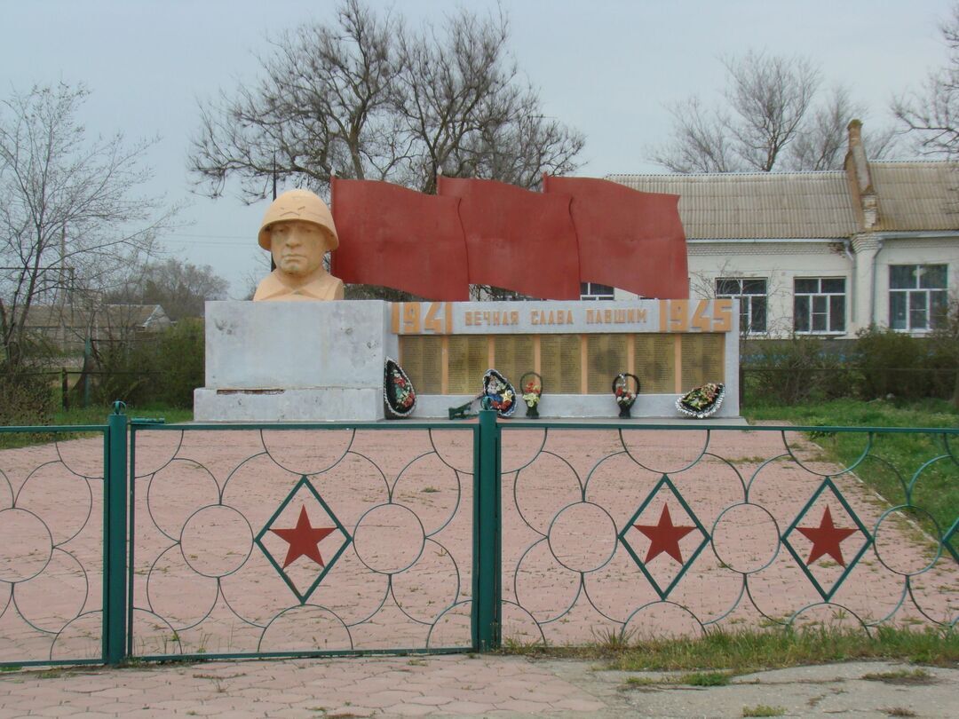 Памятник воинам-односельчанам, погибшим в годы гражданской и Великой Отечественной войн
