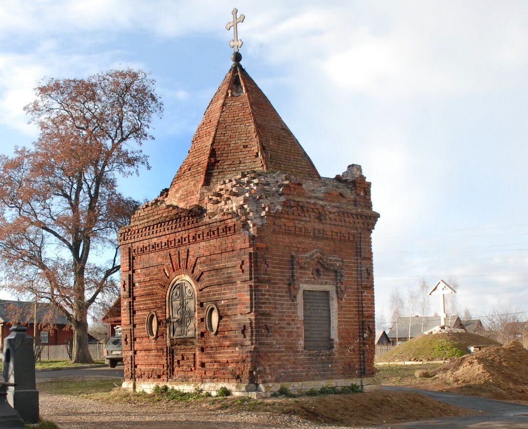 Склеп часовни. Часовня усыпальница Воропановых. Часовня-склеп Залесских. Склеп Маслок Тутаев. Часовня усыпальница Воропановых село будки.