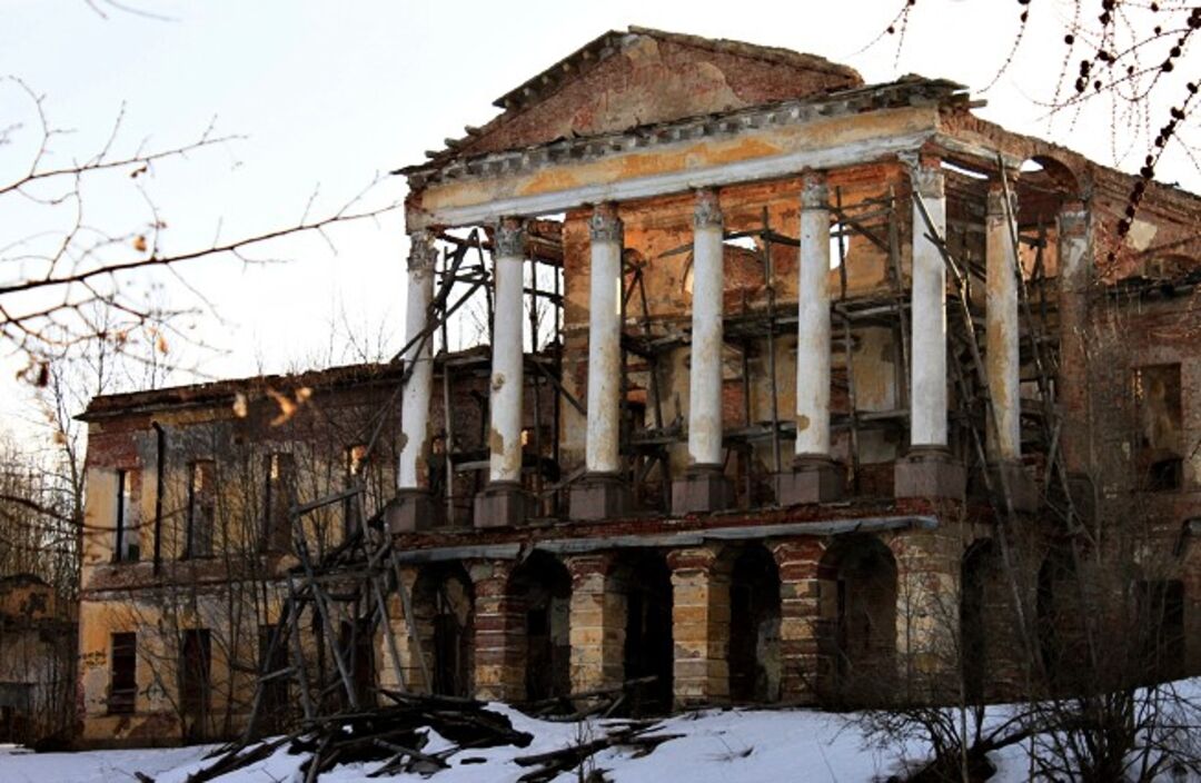 Дворец со службами и парком