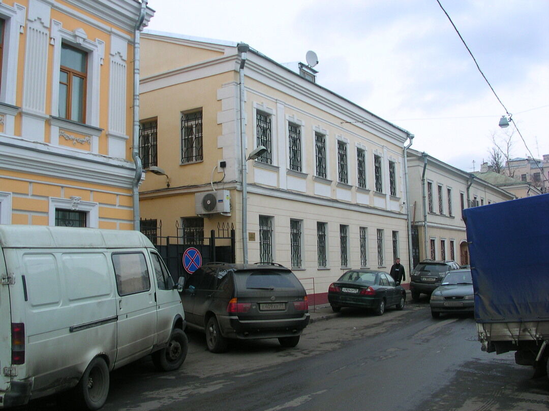 Городская усадьба А.Тихонова, XIX в. - XX в. - Главный дом, 1800-е гг.,  1830-е гг., XX в., г. Москва, Кадашевский 2-й пер., дом 10, строение 1