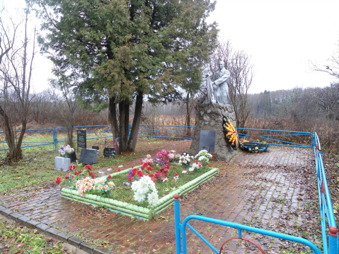 Братская могила 1462 воинов Советской Армии, погибших в 1941-1943гг. в боях с немецко-фашистскими захватчиками. Установлена скульптура