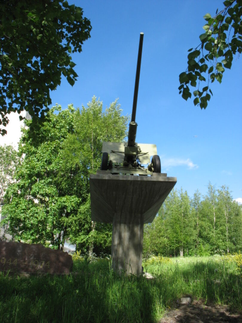 Памятник боевой славы "Пушка" в честь 30-летия освобождения г. Кондопоги от фашистских захватчиков