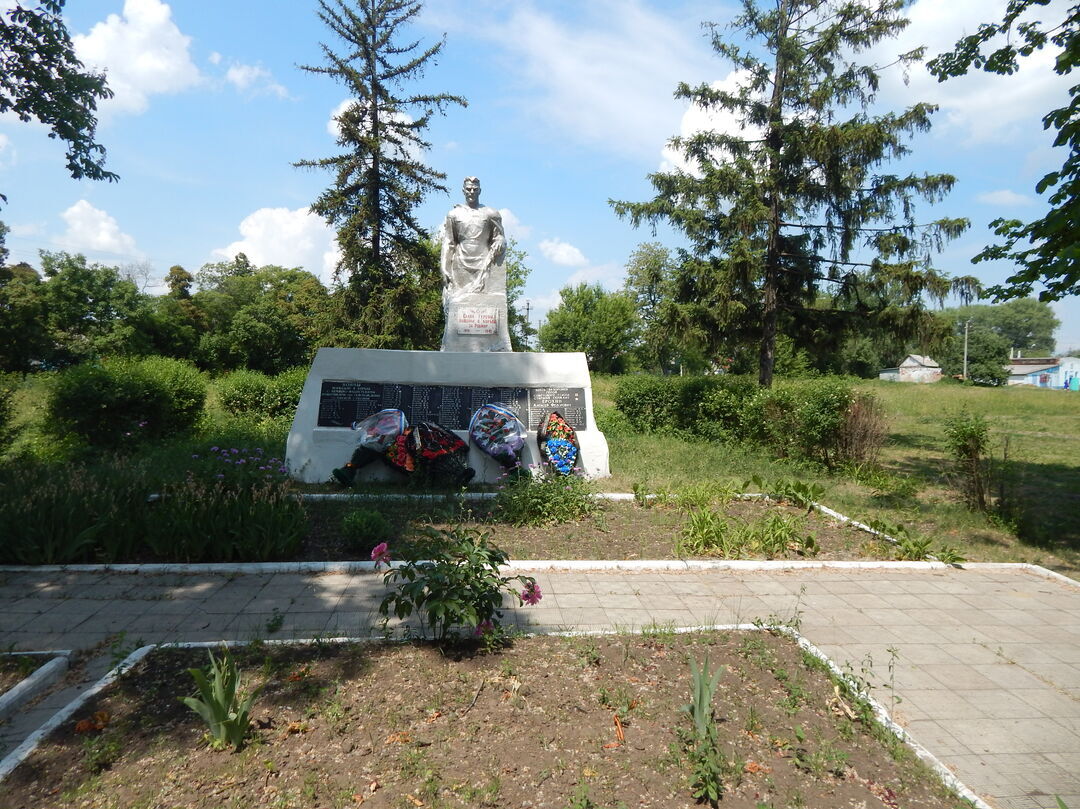 Братская могила воинов Советской Армии, погибших в период Великой Отечественной войны. Захоронено 211 человек, установлено фамилий на 63 человека. Скульптура установлена в 1963 году