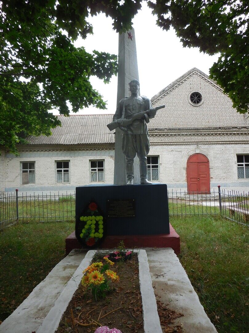 Братская могила 20  советских воинов, погибших в боях с немецко-фашистскими захватчиками