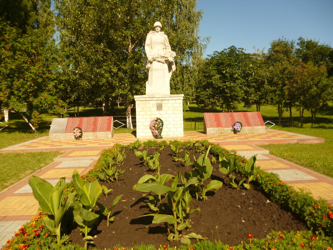 Памятник номер. Яготин памятник советским воинам. Памятники на Белгородчине царям и императорам. Деревянные памятники Белгородской области.