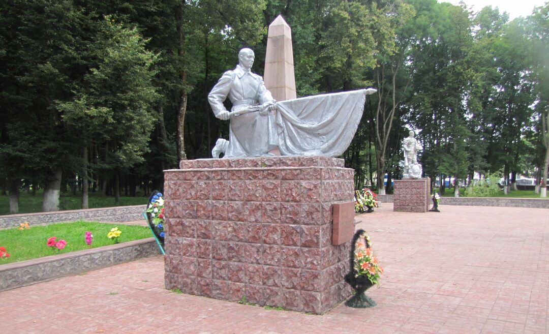 Братская могила 1335 воинов Советской Армии, погибших в 1941-1943 гг. в боях с немецко-фашистскими захватчиками. Установлена скульптура