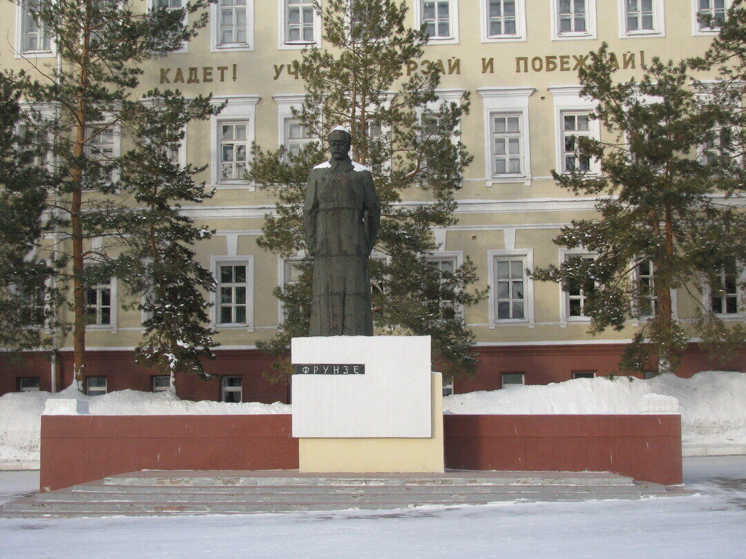 Памятник м. Памятник Фрунзе в Омске. Памятник м. в. Фрунзе. Памятник м.в.Фрунзе в училище им. Фрунзе. Омское ВОКУ памятник Фрунзе.