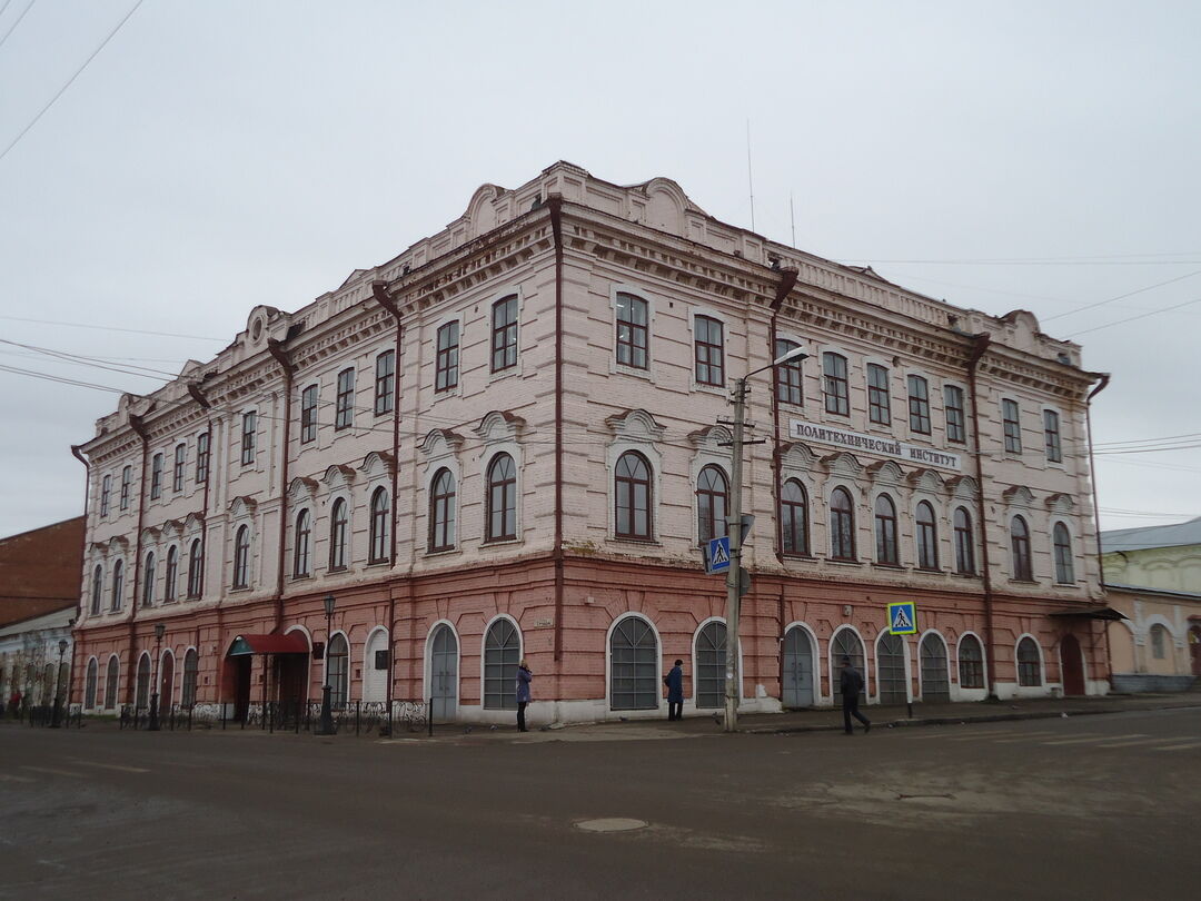 Памятник истории - здание бывшей городской управы (филиал Ижевского механического института), где в 1917 году проходили первые заседания Совета рабочих, крестьянских и солдатских депутатов, в 1923 году - первый окружной съезд Советов