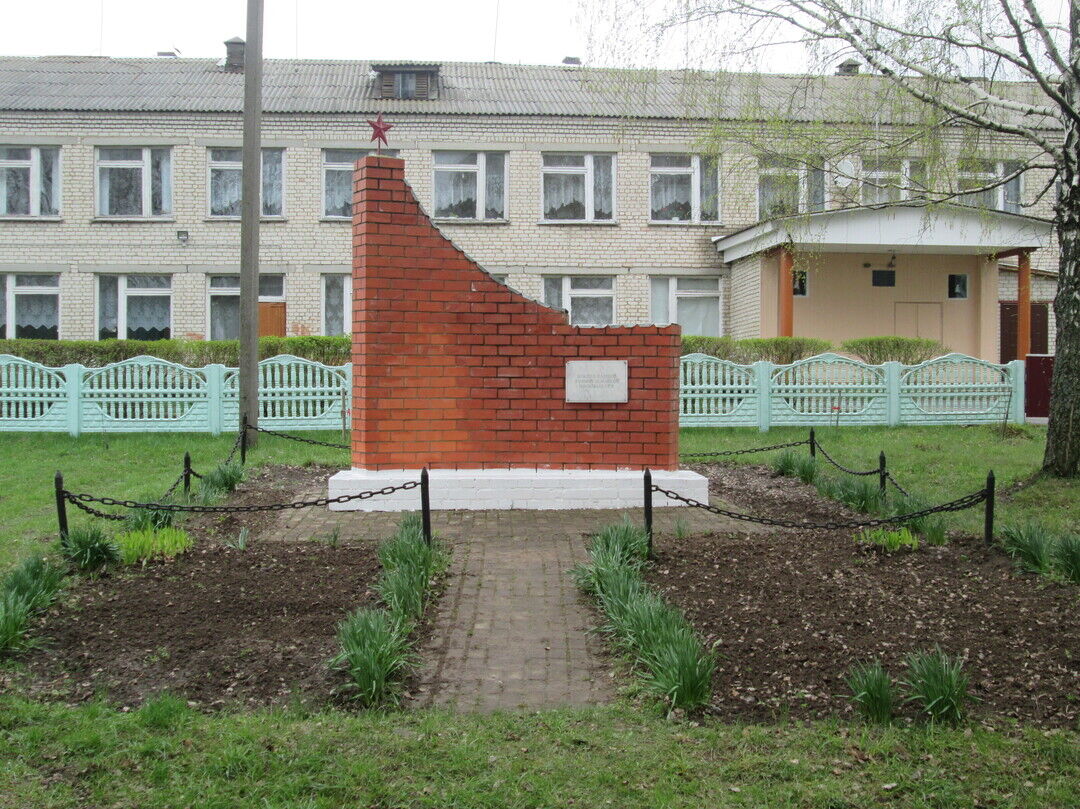 Братская могила 240 советских воинов, погибших в 1943 году  при освобождении Дубровского района от немецко-фашистских захватчиков