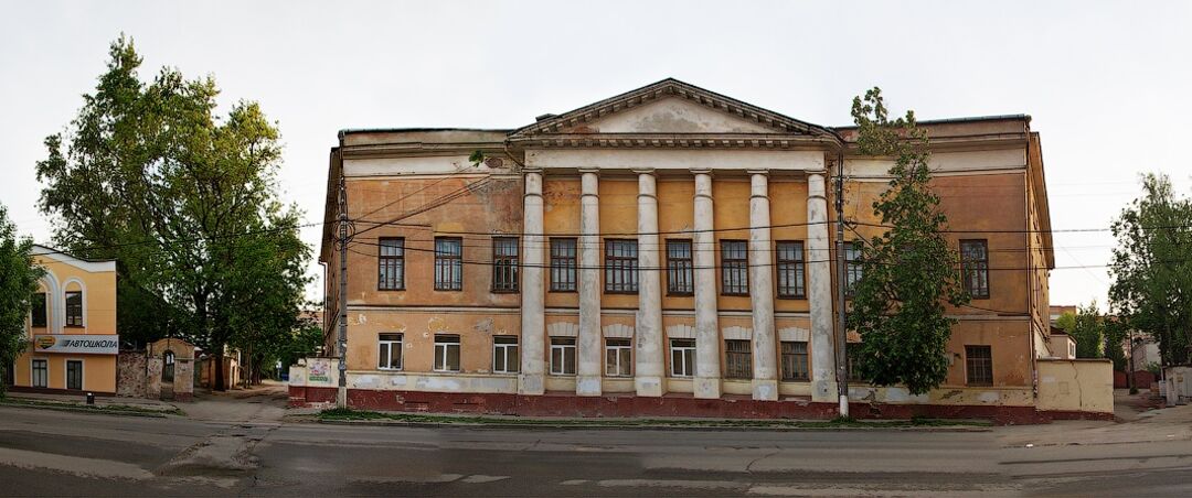 Дом Милютинского приюта с воротами и церковью