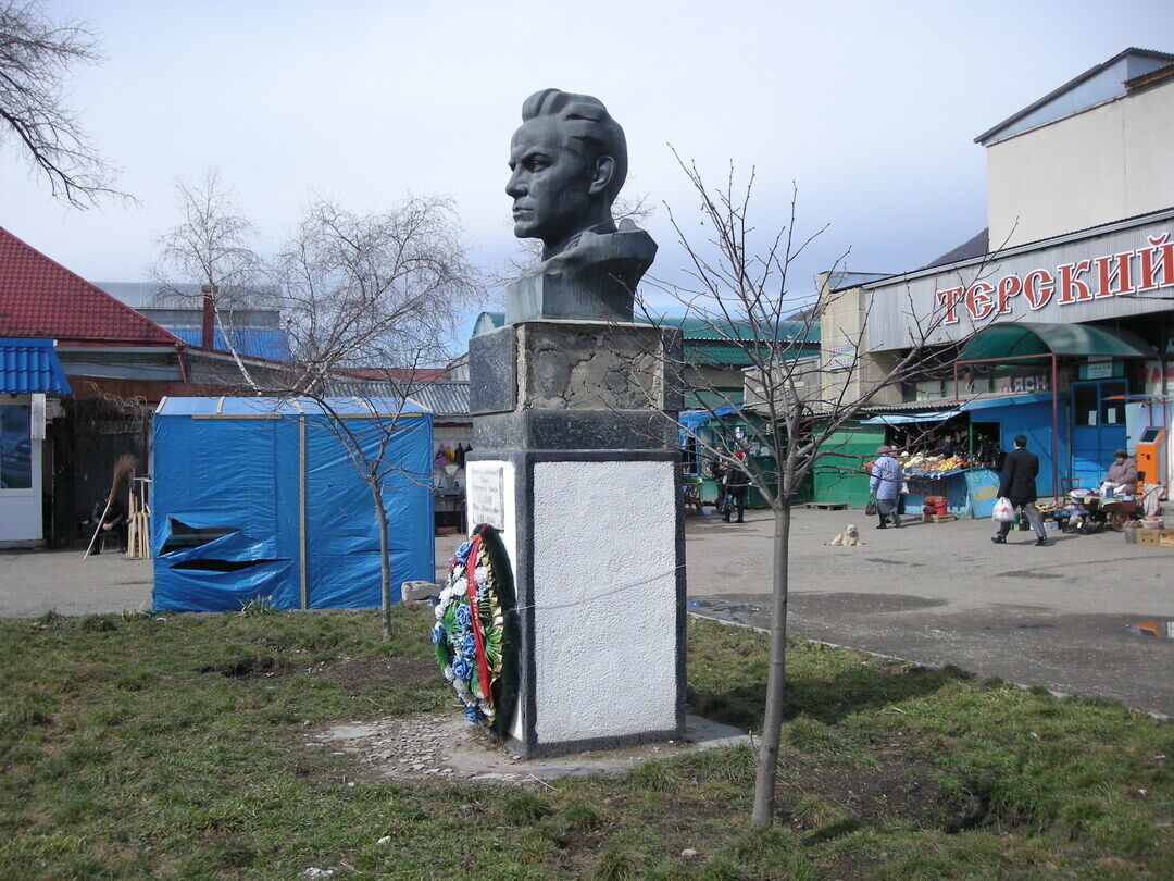 Погода в горячеводском. Пятигорск памятник Козлову. Памятник герою советского Союза генералу Козлову Пятигорск. П. М. Козлов. Александр Козлов памятник.