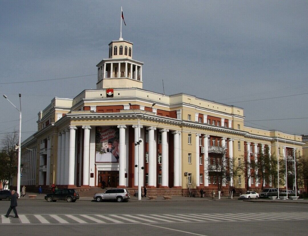 Советский проспект кемерово. Горисполком Кемерово. Советский 54 Кемерово. Проспект Советский 54 Кемерово. Администрация Кемерово.