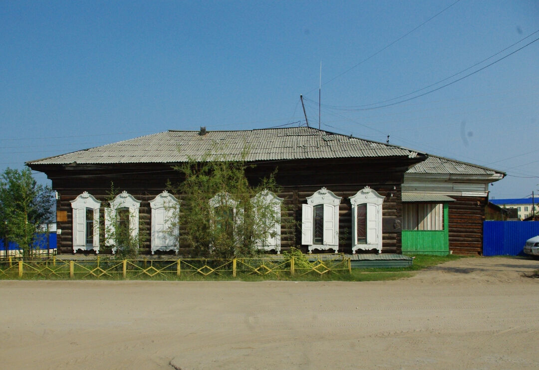 Жилой дом купца И.Н. Харитонова, в котором с января 1937 по сентябрь 1938  года жил и работал Винокур, Республика Саха (Якутия), Вилюйский улус  (район), г. Вилюйск, ул. Мира, д. 7